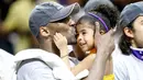 Pebasket LA Lakers, Kobe Bryant, mencium putrinya Gianna usai mengalahkan Orlando Magic pada laga NBA di Amway Arena, Orlando, Kamis (14/6/2009). (AFP/Ronald Martinez)