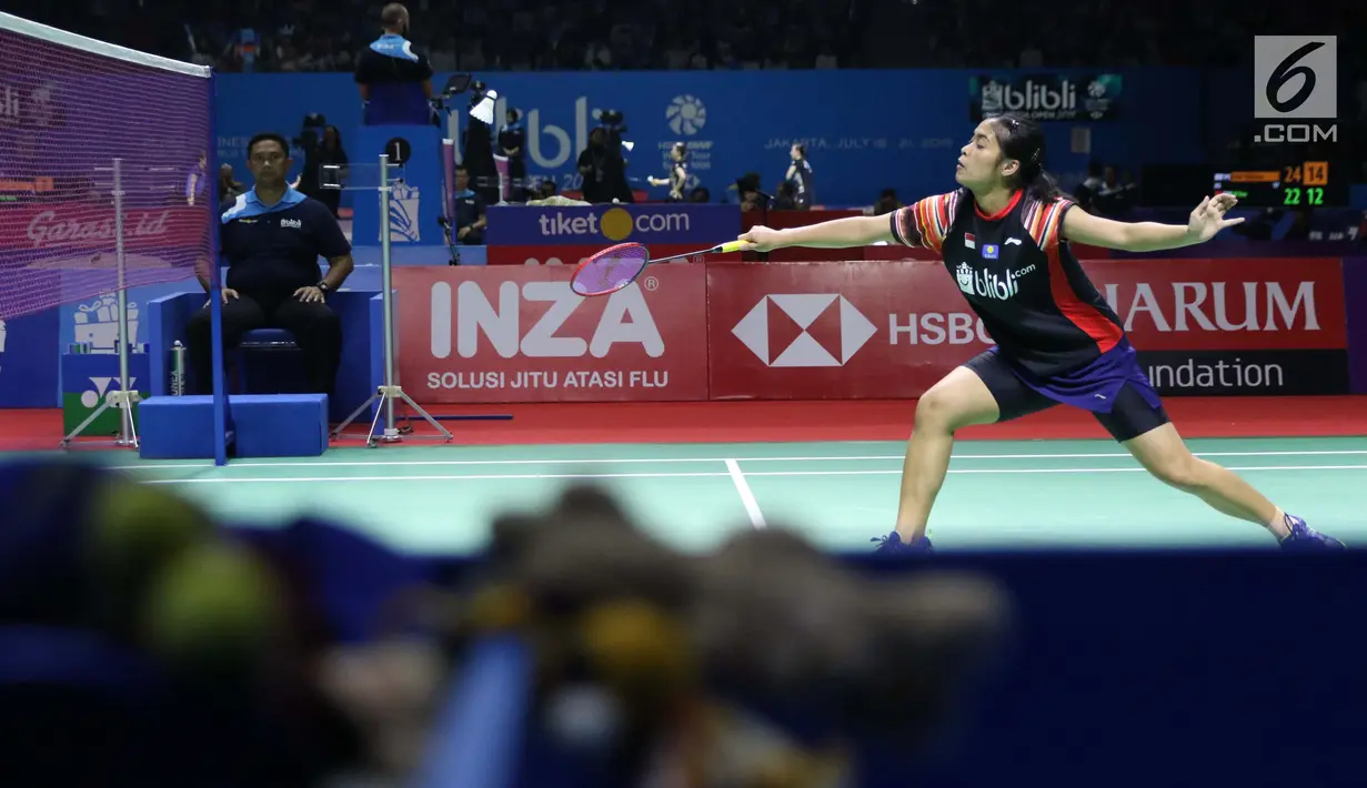 Pebulu tangkis tunggal putri Indonesia, Gregoria Mariska Tunjung berusaha mengembalikan kok ke arah Ratchanok Intanon (Thailand) di babak 16 besar Indonesia Open 2019 di Istora Senayan, Jakarta, Kamis (18/7/2019). Gregoria kalah 21-13, 19-21, 15-21. (Liputan6.com/Helmi Fithriansyah)