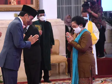 Presiden Joko Widodo memberi selamat kepada Megawati Soekarnoputri usai dilantik di Istana Negara, Jakarta, Rabu (13/10/2021). Presiden kelima RI Megawati Soekarnoputri resmi menjabat sebagai Dewan Pengarah Badan Riset dan Inovasi Nasional (BRIN). (Foto: Lukas– Biro Pers Sekretariat)