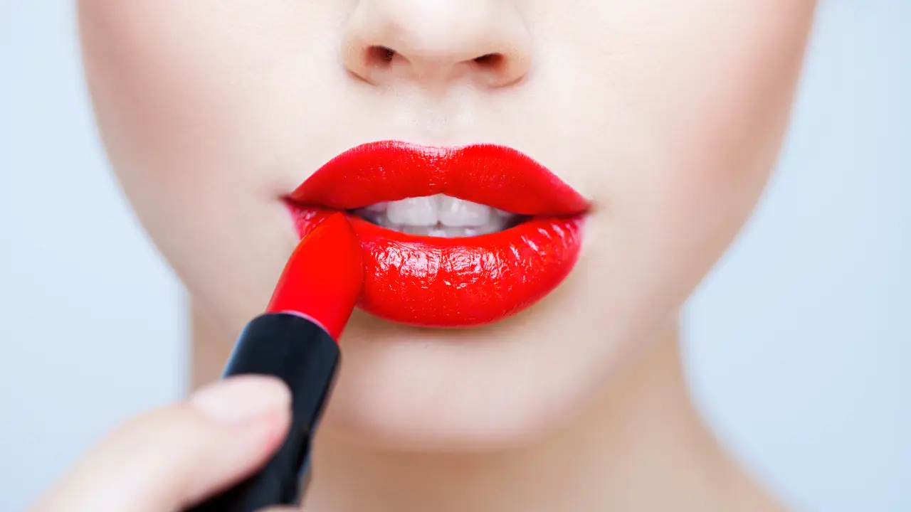 Noda lipstik di pakaian sulit untuk dibersihkan. Berikut 3 trik ampuh untuk membersihkan noda lipstik di pakaian.