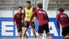 Gelandang Swiss #10 Granit Xhaka (tengah) mengontrol bola selama latihan pertama mereka menjelang turnamen sepak bola UEFA EURO 2024 di base camp, Stuttgart, Senin (10/6/2024). (Fabrice COFFRINI / AFP)