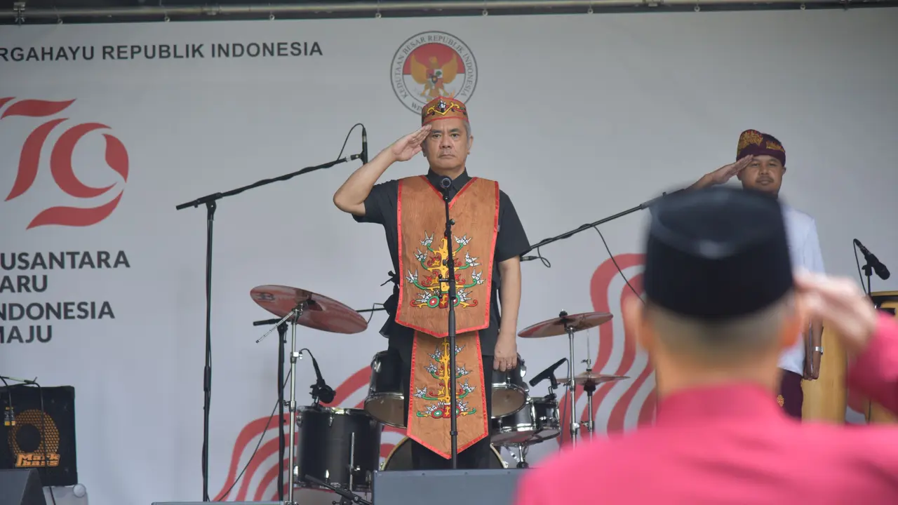 Duta Besar Indonesia untuk Austria Damos Dumoli Agusman saat memimpin upacara Peringatan Kemerdekaan ke-79 Republik Indonesia di KBRI Wina, Sabtu (17/8/2024).