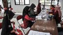 Warga mengurus penyaluran Bantuan Langsung Tunai (BLT) Bahan Bakar Minyak (BBM) tahap tiga di Sasana Krida Karang Taruna (SKKT) Kelurahan Pondok Kopi, Kecamatan Duren Sawit, Jakarta Timur, Kamis (22/9/2022). Sebanyak 771 warga di Kecamatan Duren Sawit menerima manfaat BLT tahap tiga sebesar Rp 300 ribu sebagai kompensasi dari naiknya harga BBM. (merdeka.com/Iqbal S. Nugroho)