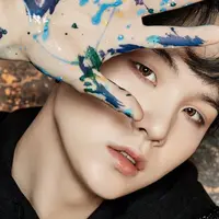 Jika dibandingkan dengan personel BTS lainnya, Suga memang sedikit berbeda. Lantaran idol kelahiran 9 Maret 1993 ini paling sedikit berbicara dan dingin. (Foto: Soompi.com)