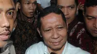 RJ Lino keluar dari Gedung KPK, Jakarta, Jumat (5/2/2016). RJ Lino memilih bungkam usai diperiksa KPK. (Liputan6.com/Helmi Afandi)