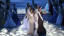 Para Kontestan tampil di atas panggung Miss World 2015 di Sanya,  Cina, Sabtu (19/12). Miss World 2015 menobatkan Mireia Lalaguna Royo dari Spanyol sebagai pemenang dan Indonesia yang diwakili oleh Maria Harfanti menyabet juara ketiga. (REUTERS/Stringer)