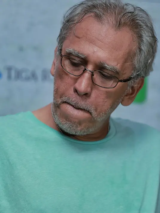 Pada April 2012 silam, Iwan Fals diberitakan wafat. Kabar beredar melalui media sosial itu membuat para penggemarnya bingung dan bertanya-tanya. Iwan menjawab melalui twitternya “Maksudnya apa ya yang ngisuin saya meninggal?”. (Adrian Putra/Bintang.com)