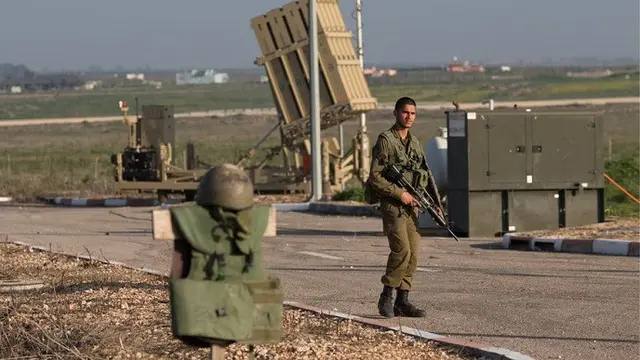 Pasukan Israel menjaga perbatasan Israel-Suriah di Golan Heights, Provinsi Quneitra (AP)