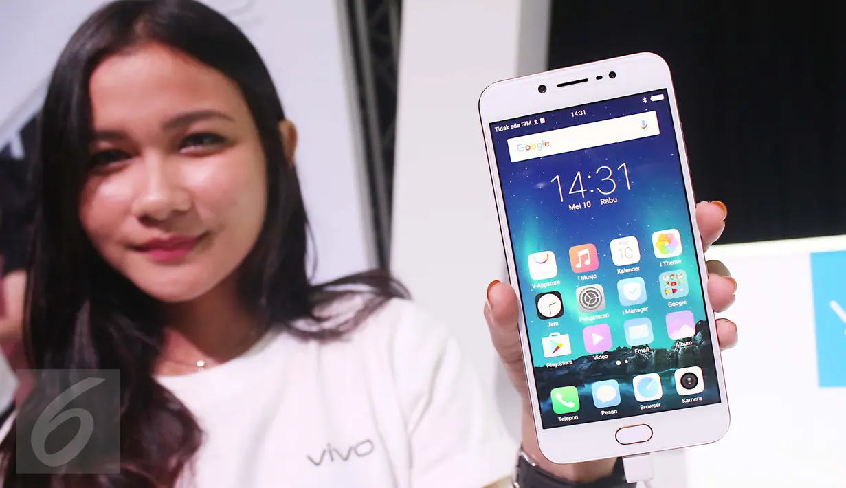Model menunjukkan produk terbaru smart phone Vivo V5s saat peluncuran di Jakarta, Rabu (10/5). Vivo V5s diluncurkan dengan mengandalkan kamera depan 20mp. (Liputan6.com/Angga Yuniar)