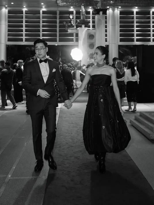 Berpose bersama sambil bergandengan tangan, Maudy tampil cantik elegan dalam balutan dress balon tanpa tali. [Foto: Instagram/maudyayunda]