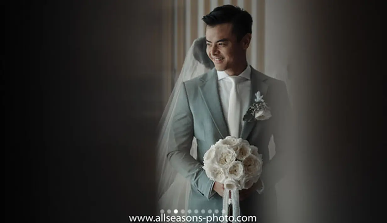 Lainnya halnya dengan sang istri, diakui Dion bahwa Fiona adalah sosok yang berbanding terbalik dengan dirinya. Meksipun begitu, Dion mengaku nyaman dengan adanya perbedaan itu. (Instagram/dionwiyoko)