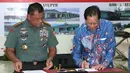 Panglima TNI Jenderal Gatot Nurmantyo (kiri) dan Presdir BCA Jahja Setiaatmadja (kanan) menandatangani berita acara serah terima pelaksanaan rehabilitasi sarana dan prasarana prajurit tahap pertama di Jakarta (31/10). (Liputan6.com/Pool/Masniar)
