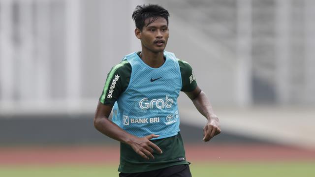 Pemain Timnas Indonesia U-22, Septian Bagaskara, meminta bola. (Bola.com/Yoppy Renato)