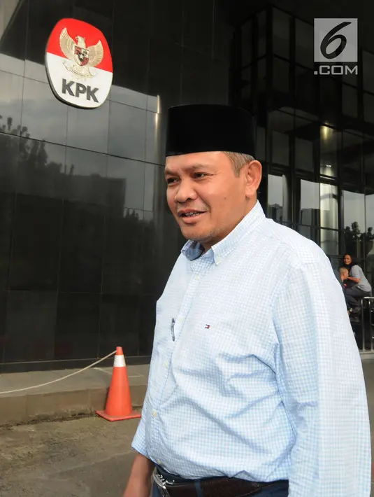 Anggota DPR RI dari Fraksi Demokrat, Khatibul Umam Wiranu tersenyum usai diperiksa di KPK, Jakarta, Kamis (12/4). Khatibul diperiksa terkait suap dalam kasus KTP Elektronik yang berbasis nomer induk Nasional. (Merdeka.com/Dwi Narwoko)