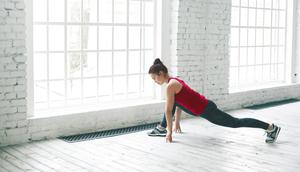 Side Plank adalah pose yoga yang menguatkan lengan, bahu, dan otot samping tubuh. (Foto: shurkin son/Freepik)