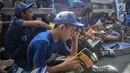 Anak-anak berprestasi membaca dalam kegiatan Gebyar Prestasi Keluarga Sejahtera di Buperta Cibubur, Jakarta, Minggu (12/8). (Liputan6.com/Faizal Fanani)