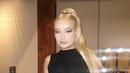 Petras tampil dengan eyeliner wings yang kali ini cukup on point. Ia tampil tanpa blush on hanya mengenakan lipstik nudenya. (@kimpetras)