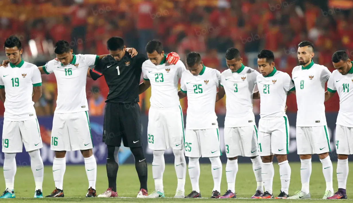 Para pemain Timnas Indonesia mengheningkan cipta sebelum bertanding melawan Vietnam pada laga semifinal Piala AFF di Stadion My Dinh, Hanoi, Kamis (7/12/2016). Indonesia lolos dengan agregat 4-3. (Bola.com/Peksi Cahyo)