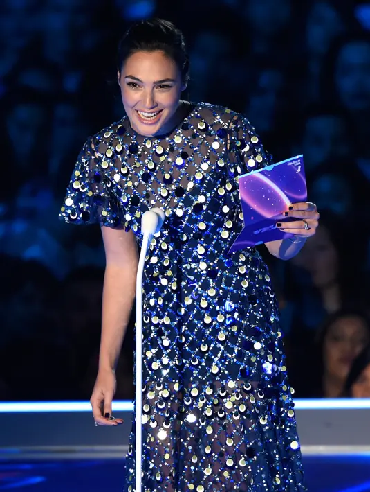 Gal Gadot saat membacakan pemenang penghargaan MTV Video Music Awards (VMA) 2017 di Inglewood, California, AS (27/8). Aktris 32 tahun ini tampil penuh percaya diri saat menjadi host di acara tersebut. (Photo by Chris Pizzello/Invision/AP)
