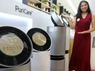 Model menunjukkan LG PuriCare 360° Air Purifier di Jakarta, Rabu (23/06/2021). Kemampuan pembersihan udara pada Air Purifier efektivitas menghilangkan debu dan allergen hingga 99% dan mengurangi lima jenis gas berbahaya. (Liputan6.com)