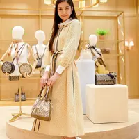 Padukan shirt dress dengan strappy sandals untuk beri tampilan semi formal yang manis dan nyaman. [Foto: IG/miktambayong].