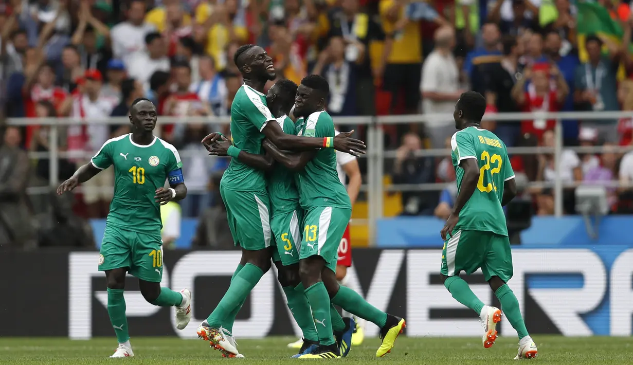 Para pemain Senegal melakukan selebrasi usai mencetak gol ke gawang Polandia pada laga Piala Dunia di Stadion Spartak, Selasa (19/6/2018). Senegal menang 2-1 atas Polandia. (AP/Eduardo Verdugo)