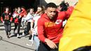<p>Sejumlah warga lari berhamburan saat tragedi penembakan di parade kemenangan Kansas City Chiefs setelah memenangkan Super Bowl LVIII di Kansas City, Missouri, Amerika Serikat, Rabu (14/02/2024) waktu setempat. Sebanyak 21 orang terluka dan satu orang meninggal dunia akibat teror tersebut. (AFP/Andrew Caballero-Reynolds)</p>