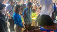 Calon wakil presiden nomor urut 2 Gibran Rakabuming Raka mengunjungi Pasar Kemiri, Depok, Jumat, (2/2/2024). (Muhammad Genantan Saputra/Merdeka).