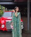 Ussy Sulistiawaty tampil mengenakan kaftan hijau dengan aksen bunga. Menariknya kaftan ini milik almarhum ibundanya. [@ussypratama]