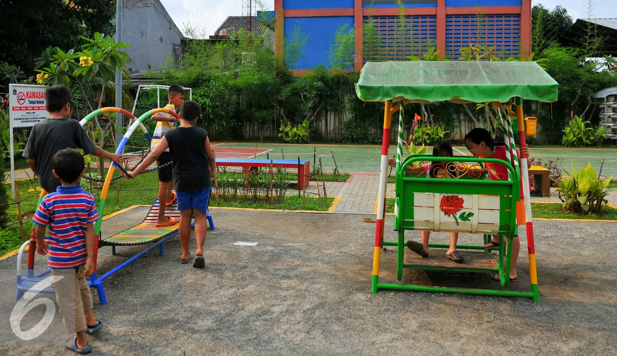 Pembangunan RPTRA ditujukan untuk warga agar punya tempat untuk berkumpul dan anak-anak bisa bermain dengan aman, Jakarta Timur, Selasa (24/5/2016). (Liputan6.com/Yoppy Renato) 