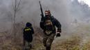 Warga sipil melakukan pertempuran saat mengikuti sesi pelatihan militer oleh Right Sector dekat Lviv, Ukraina, 24 Februari 2023. (AP Photo/Mykola Tys)