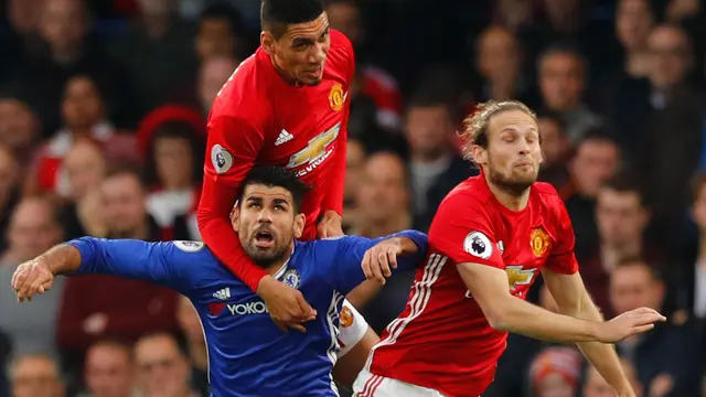 Chris Smalling (atas) bersama Daley Blind (kanan) membantu menjaga pertahanan Manchester United pada laga melawan Chelsea, Oktober 2016. 