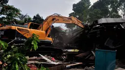 Sejumlah alat berat tengah bekerja untuk meratakan 170 bangunan liar di Jalan Tebet Barat Raya, Jakarta, Rabu (3/12/2014). (Liputan6.com/Johan Tallo)