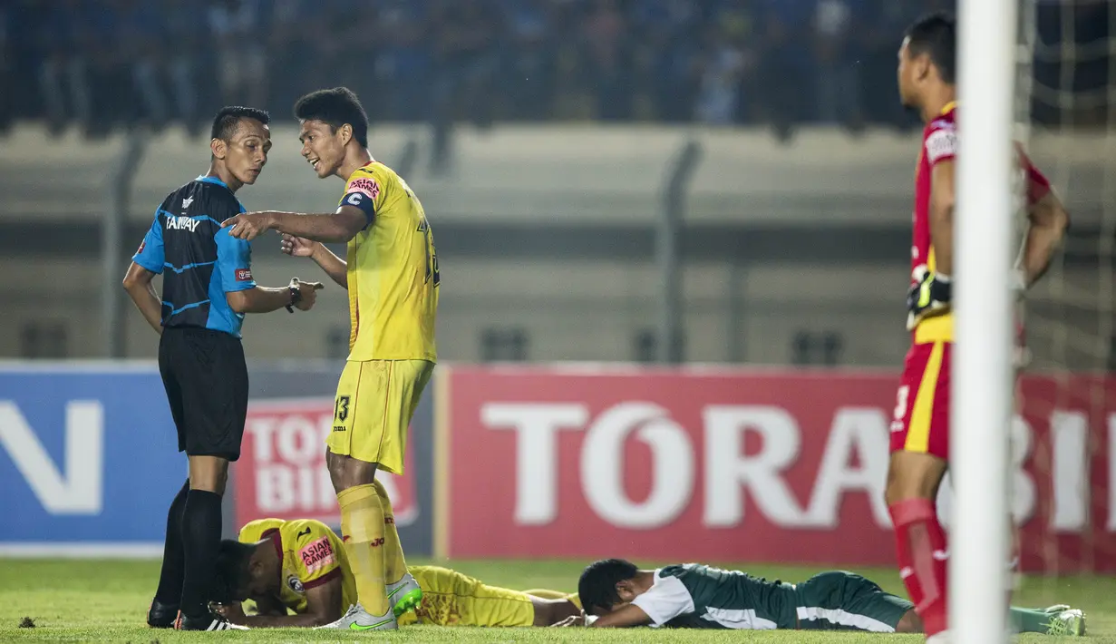 Kapten Sriwijaya FC, Ahmad Jupriyanto, protes wasit yang memberikan PS TNI penalti pada laga Piala Bhayangkara di Stadion Si Jalak Harupat, Bandung, Minggu (20/3/2016). Sriwijaya FC berhasil menang 2-1 atas PS TNI. (Bola.com/Vitalis Yogi Trisna)