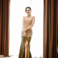 Kombinasi kebaya model sabrina serta rok batik slit ala aktris Valerie Tifanka ini cocok untuk wisuda, simple tapi elegan (Instagram/valtifanka).