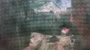 Keterbatasan sumber daya memaksa para pengungsi menggunakan metode tradisional atau seadanya untuk melawan invasi hama tersebut. Tampak dalam foto, seorang pengungsi Palestina menyemprotkan cairan disinfektan pada jalan setapak dan tenda-tenda untuk membasmi serangga dan hewan pengerat di kamp pengungsian Khan Yunis, Jalur Gaza Selatan pada Rabu 22 April 2026. (Bashar Taleb/AFP)