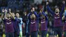 Para pemain Barcelona merayakan kemenangan atas Real Madrid pada laga La Liga di Stadion Santiago Bernabeu, Sabtu (2/3). Real Madrid takluk 0-1 dari Barcelona. (AP/Andrea Comas)
