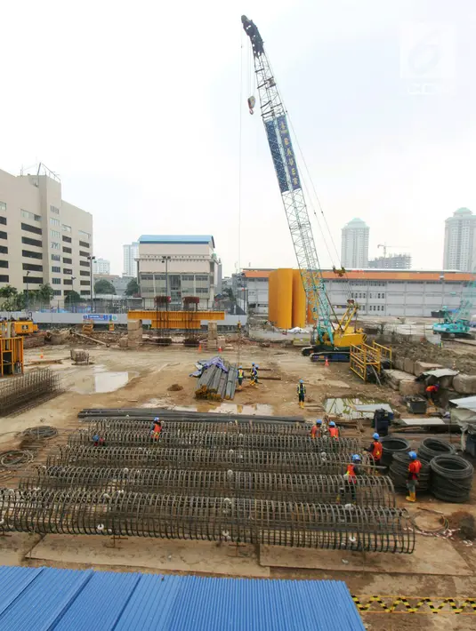 Suasana pengerjaan proyek pembangunan pasar modern di Bendungan Hilir, Jakarta, Selasa (8/8). Pembangunan Pasar modern Benhil Central ditargetkan rampung pada tahun 2019. (Liputan6.com/Angga Yuniar)