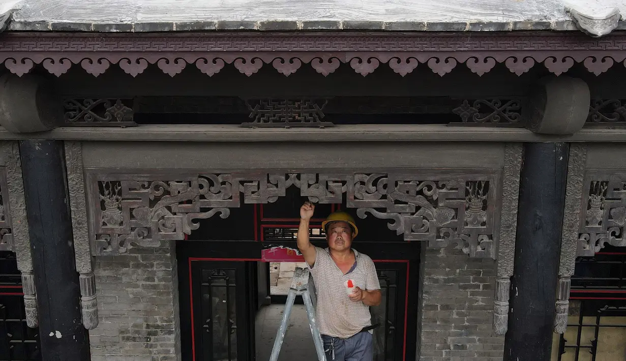 Para pekerja merenovasi rumah-rumah kuno di Distrik Xiangdu di Kota Xingtai, Provinsi Hebei, China, 14 Juli 2020. Pemerintah setempat tahun ini menjalankan proyek renovasi rumah kuno dengan tujuan merevitalisasi rumah-rumah tua dan memelihara warisan budaya arsitektur kuno. (Xinhua/Zhu Xudong)