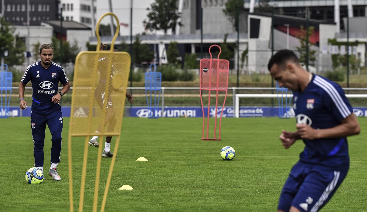 Pemain Olympique Lyon melakukan latihan di Decines-Charpieu Groupama, Prancis, Rabu (10/6/2020). Olympique Lyon melakukan persiapan Jelang leg kedua babak 16 besar Liga Champions melawan Juventus. (AFP/Jeff Pachoud)
