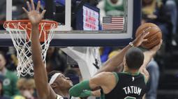 Aksi pemain Boston Celtics, Jayson Tatum (kanan) mencetak poin saat diadang pemain Indiana Pacers, Myles Turner pada lanjutan NBA basketball game di Bankers Life Fieldhouse, Indianapolis, (25/11/2017). Boston Celtics menang 108-98. (AP/Darron Cummings)