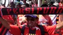 Persipura Mania turun ke jalan menuntut pemerintah membenahi persoalan persepak bolaan Indonesia. Terutama soal batalnya laga Piala AFC antara Persipura vs Pahang FA akibat tak keluarnya visa, Papua, Selasa (26/5/2015). (Liputan6.com / Katharina Janur)