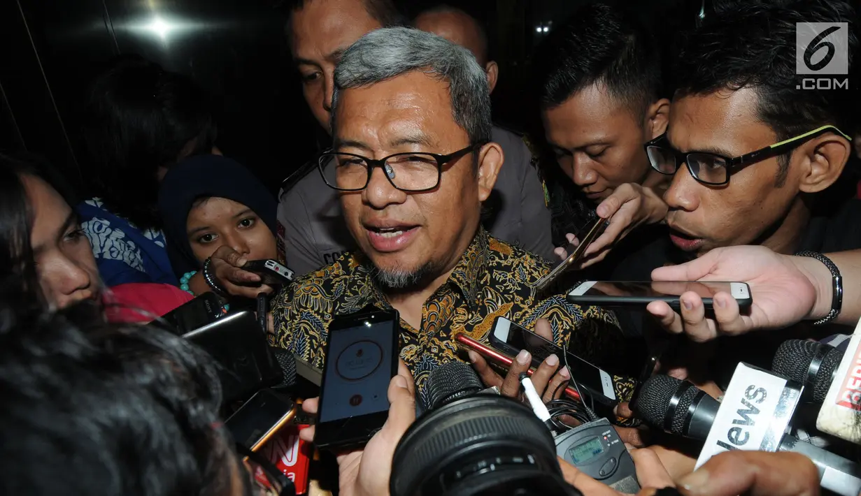 Mantan Gubernur Jawa Barat Ahmad Heryawan alias Aher menjawab pertanyaan wartawan usai diperiksa penyidik KPK, Jakarta, Rabu (9/1). Aher diperiksa sebagai saksi untuk tersangka Bupati nonaktif Bekasi Neneng Hasanah Yasin. (Merdeka.com/Dwi Narwoko)