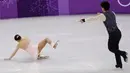 Pasangan Figure Skating asal Jepang, Ryuichi Kihara melihat rekannya, Miu Suzaki terjatuh saat tampil pada Olimpiade Musim Dingin 2018 Pyeongchang di Gangneung, Korea Selatan, Senin (12/2). (AP/David J. Phillip)