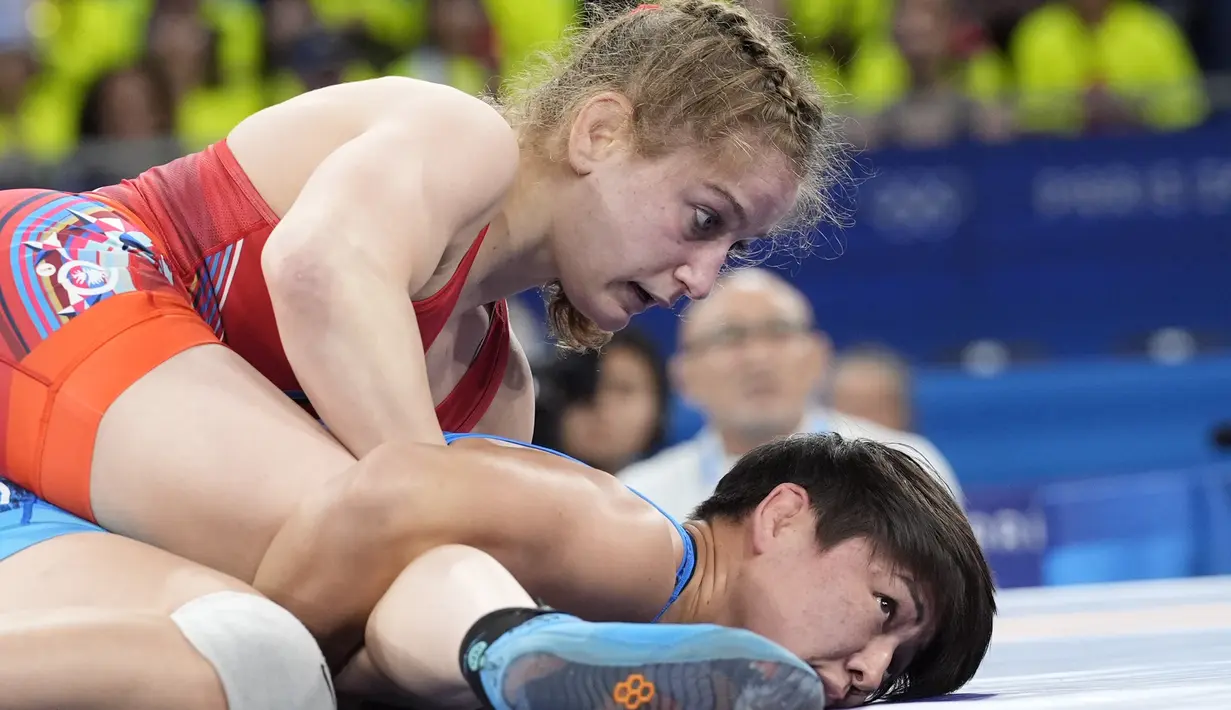 Elor, yang baru berusia 20 tahun, mengalahkan Meerim Zhumanazarova dari Kirgistan 3-0 di final gulat nomor freestyle.  (AP Photo/Eugene Hoshiko)