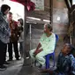 Mensos, Tri Rismaharini saat berdialog dengan Ni Nyoman Sukarniasih, lansia yang tinggal di rumah yang nyaris roboh di Kabupaten Parigi Moutong, Selasa (5/3/2024). (Foto: Humas Kemensos).