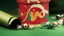 Ada juga Deluxe Holiday Calender, advent calender yang lebih kecil. Kali ini, nuansanya lebih meriah dengan ilustrasi pohon Natal dalam bentuk buku yang terdiri dari 31 cokelat Venchi di dalam kotak-kotak kecil, memungkinkan kamu menikmatinya setiap hari. Foto: Document/Venchi.