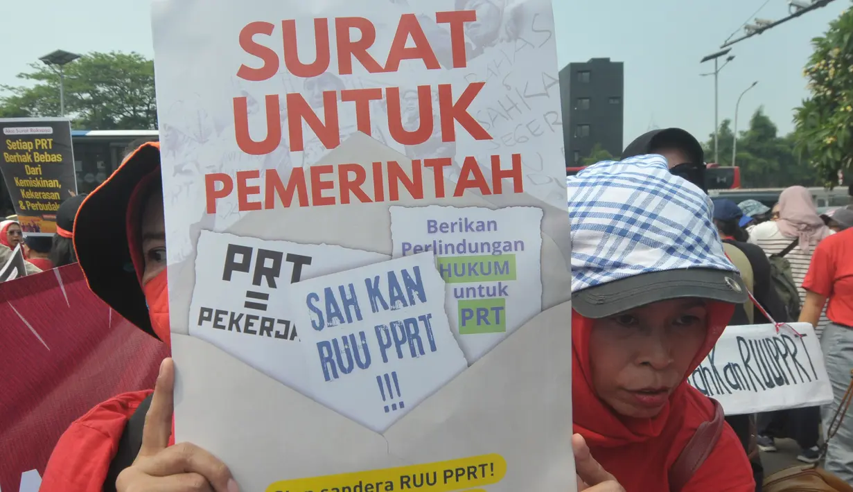 Massa dari berbagai kelompok organisasi melakukan aksi unjuk rasa di depan Gedung Dewan Perwakilan Rakyat (DPR), Jakarta, Kamis (15/8/2024). (merdeka.com/Imam Buhori)