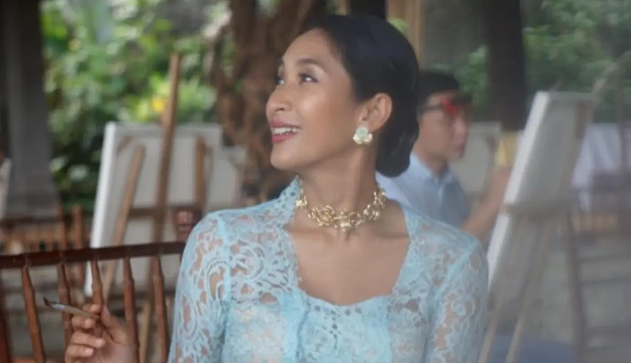 Belajar melukis saat memakai kebaya klasik berwarna biru juga bisa ditiru. Wanita yang kini menetap di Bali ini terlihat begitu anggun dengan kebaya serta kalung dan anting yang digunakan. (Liputan6.com/IG/@happysalma)