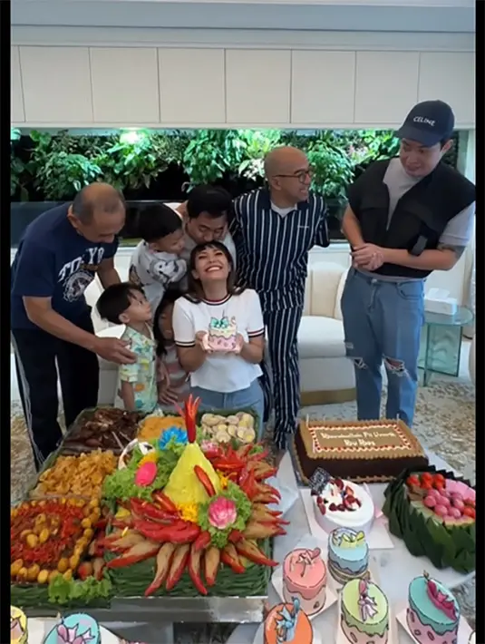 Dari doa dan harapan yang tertulis dalam kue tersebut diantaranya;  bahagia,  bersyukur, sehat,  cantik,  sholehah, sukses,  ikhlas, dan masih banyak lagi. 'Pokonya konsepnya dari aku untuk aku gitu,' tulisnya. [Instagram/mrsayudewi]